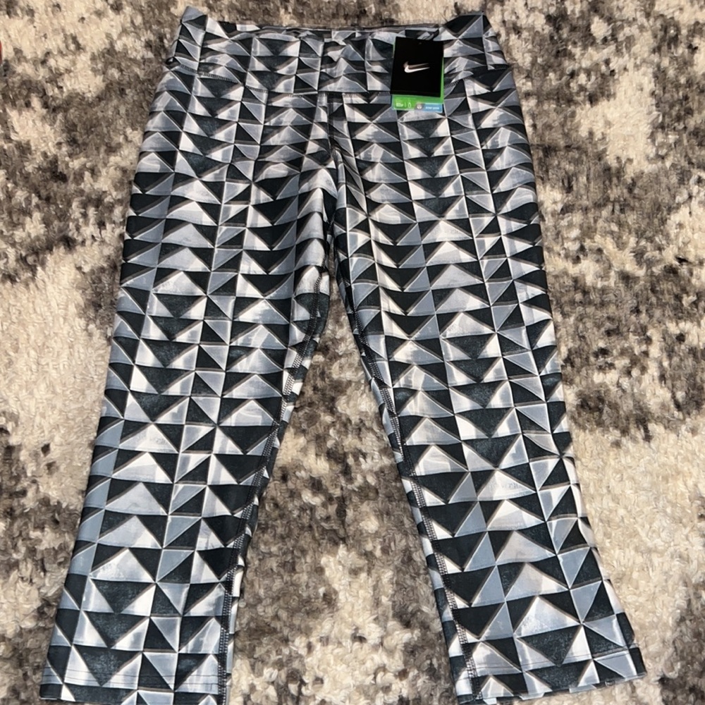 Nike training sz med capris nwt